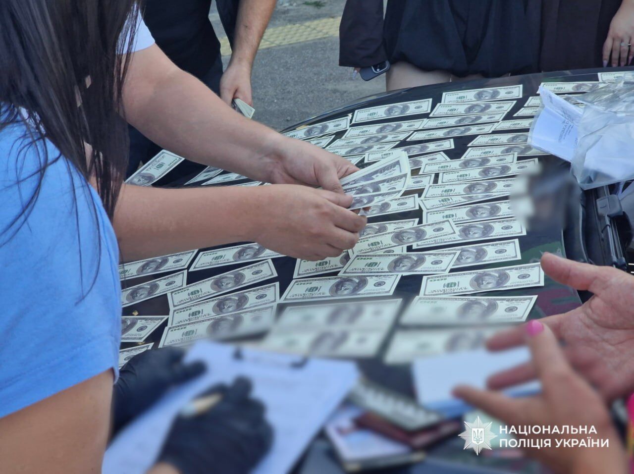 Відстрочка від мобілізації за гроші: на Буковині затримали жінку з $10 тисячами