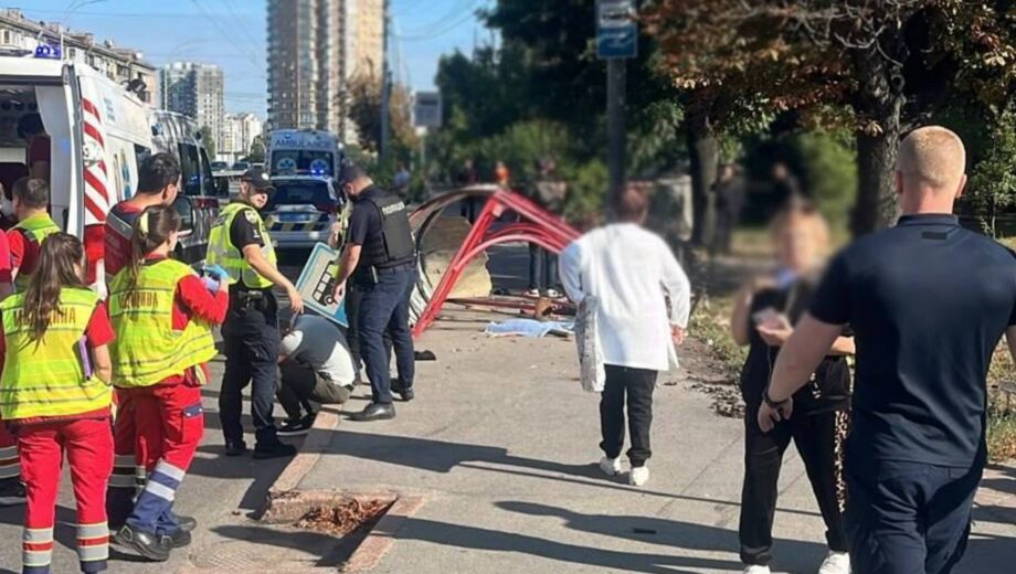 Смертельное ДТП в Киеве: автомобиль въехал в остановку с людьми