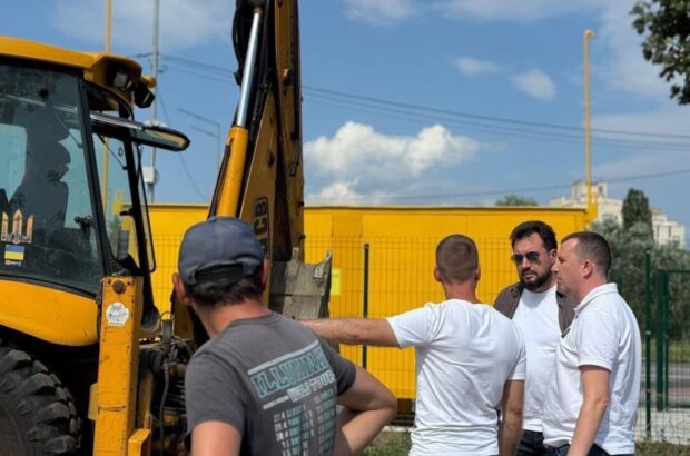 Суд заборонив вводити в експлуатацію електростанцію на Борщагівці, але журналісти зафіксували її підключення