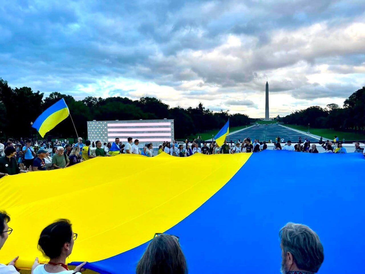 В Вашингтоне развернули гигантский украинский флаг ко Дню Независимости