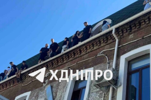 Вистрибували з вікон під час обшуків: у Дніпрі накрили черговий шахрайський кол-центр