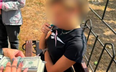 За $20 тисяч обіцяли ”бронь” і виїзд за кордон: у Києві затримали працівницю Червоного Хреста та волонтера