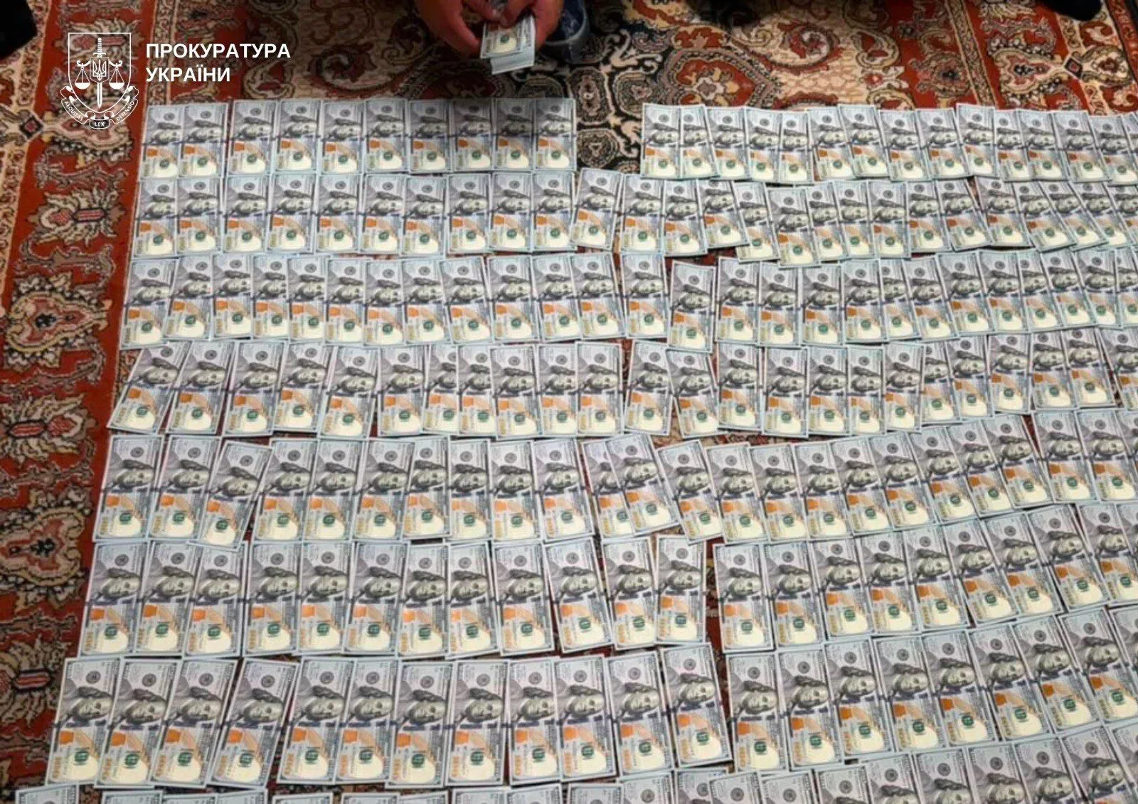 За $20 тысяч обещали ''бронь'' и выезд за границу: в Киеве задержали работницу Красного Креста и волонтера
