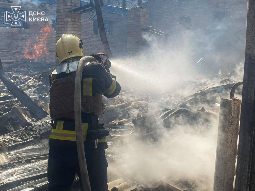 В Киеве после атаки рф горели дома и нежилые постройки: есть пострадавшие