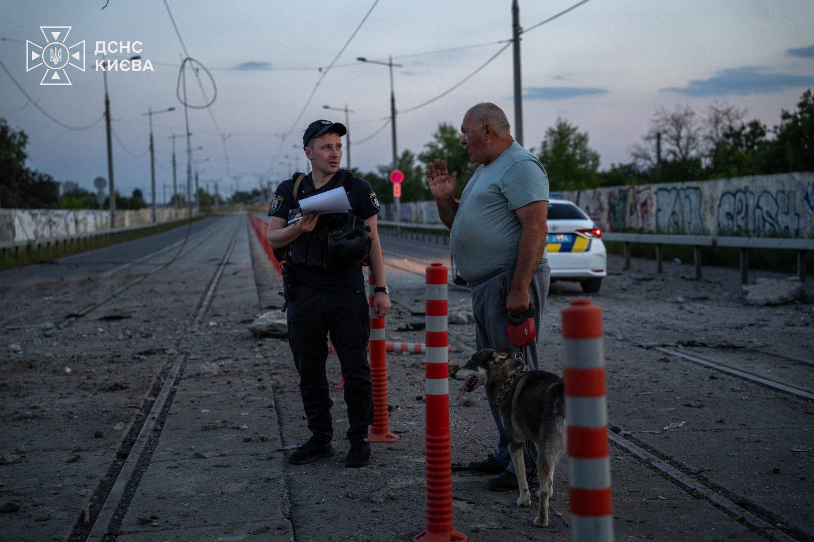 В Киеве после атаки рф горели дома и нежилые постройки: есть пострадавшие
