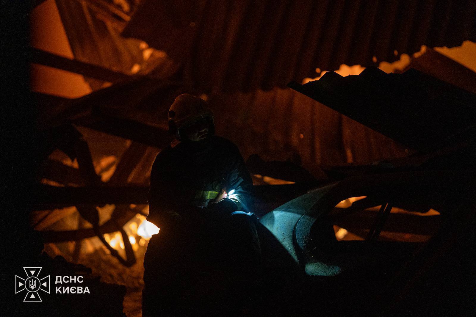 В Киеве после атаки рф горели дома и нежилые постройки: есть пострадавшие
