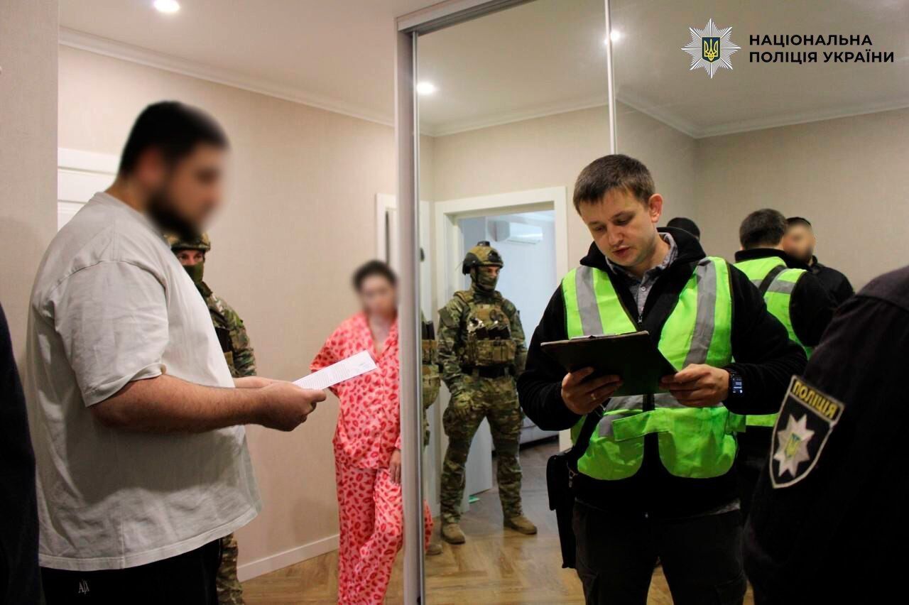 Обіцяли ''вигідні інвестиції'' і ошукали громадян Чехії на 8,4 млн грн: у Києві викрили шахрайський call-центр
