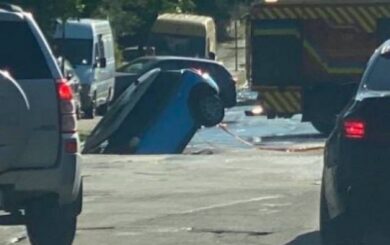 В Киеве авто провалилось в яму: водитель рассказала, как успела спасти ребенка