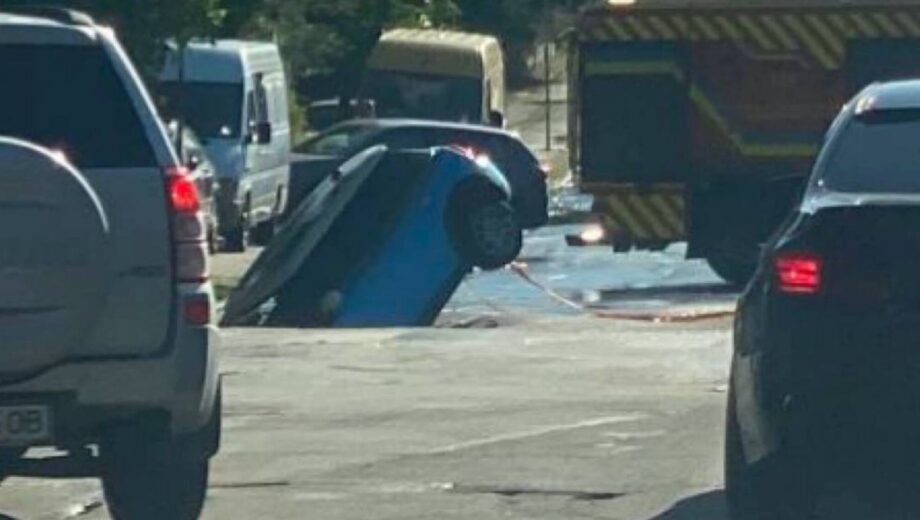 В Киеве авто провалилось в яму: водитель рассказала, как успела спасти ребенка