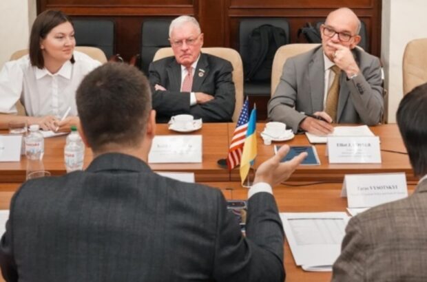 Келлог прибув до України: відвідав Одеський порт та оглянув наслідки атак рф