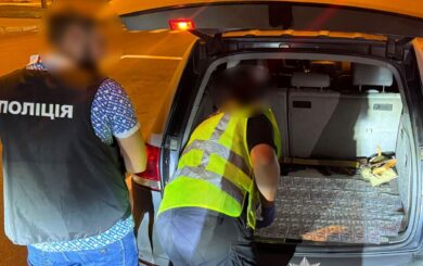 Цілий багажник доларів за ”демобілізацію”: на Харківщині затримали військового з $20 тисячами