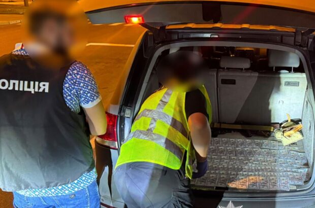 Цілий багажник доларів за ”демобілізацію”: на Харківщині затримали військового з $20 тисячами