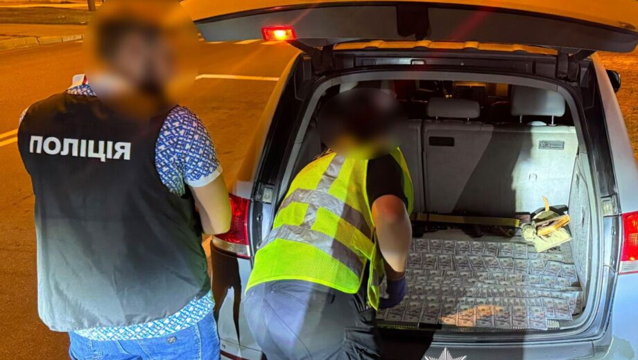 Цілий багажник доларів за ”демобілізацію”: на Харківщині затримали військового з $20 тисячами