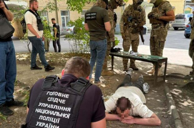 Хостел стал местом поиска »клиентов»: в Киеве разоблачили схему незаконного выезда за границу