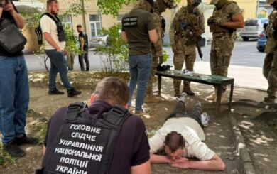 Хостел став місцем пошуку ”клієнтів”: у Києві викрили схему незаконного виїзду за кордон