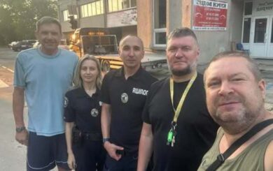 »Нет вопросов, которые не решаются»: бронированном авто »быть» – сказали своими действиями львовские полицейские