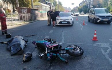 У Києві KIA зіткнулася з мотоциклом: 26-річний водій загинув, пасажирка — у лікарні