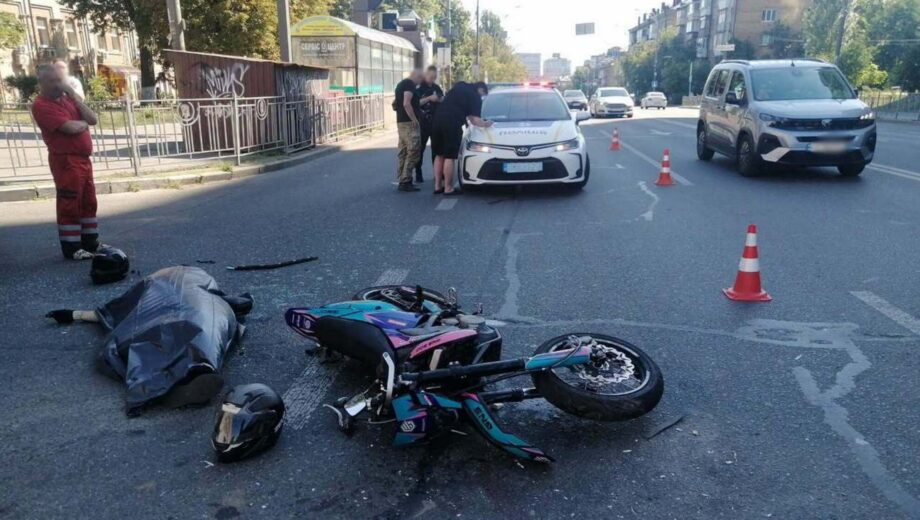 У Києві KIA зіткнулася з мотоциклом: 26-річний водій загинув, пасажирка — у лікарні