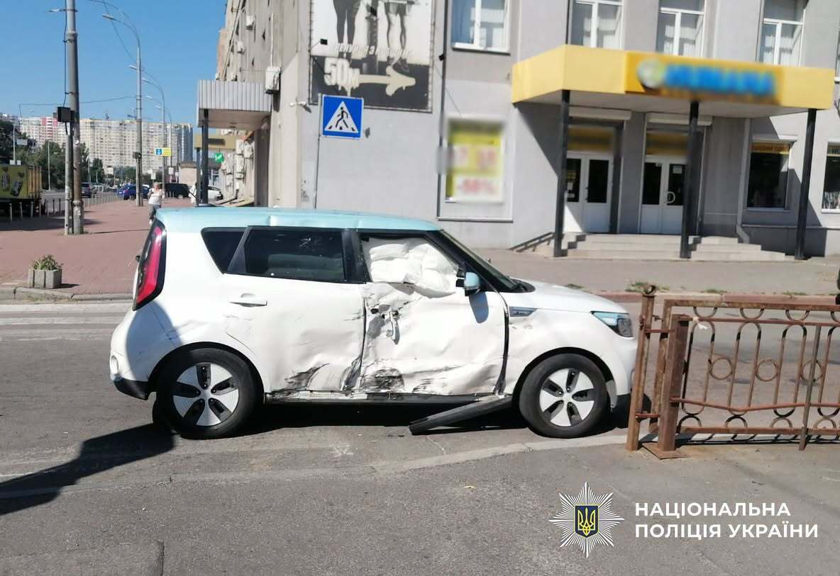 У Києві KIA зіткнулася з мотоциклом: 26-річний водій загинув, пасажирка — у лікарні