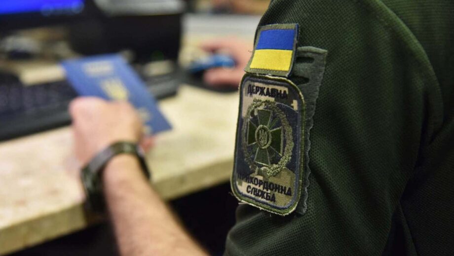 500 доларів під ноутбуком: на кордоні з Польщею чоловік намагався підкупити прикордонника