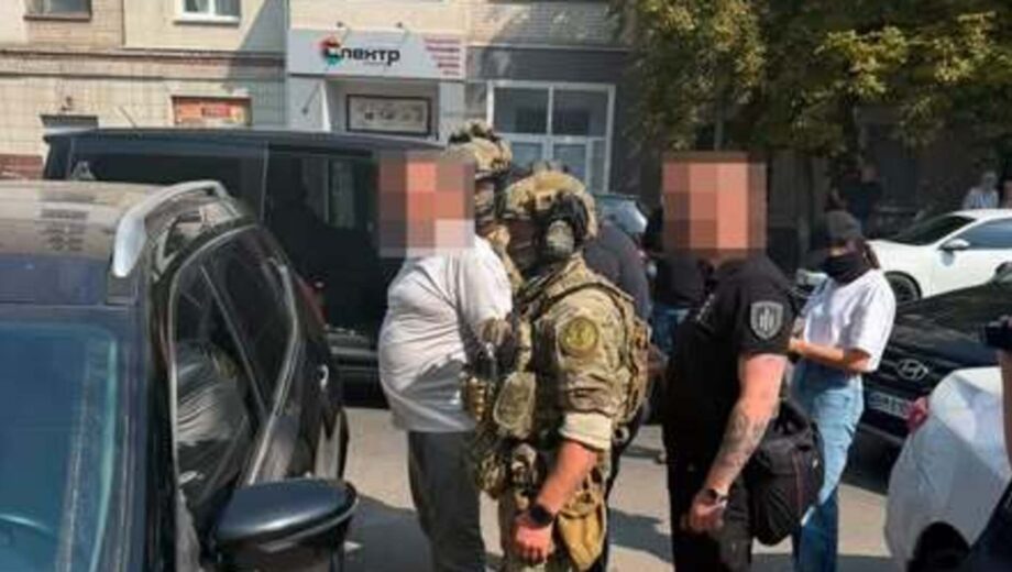 Хабарі у податковій Сумщини: суд взяв під варту одного з підозрюваних