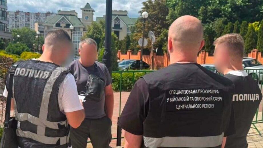 За $26 тисяч обіцяли вивезти військового з бойової зони та приховати СЗЧ: затримано двох підозрюваних