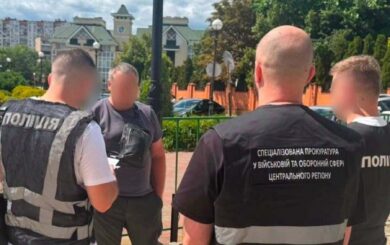 За $26 тысяч обещали вывезти военного из боевой зоны и скрыть СЗЧ: задержаны двое подозреваемых