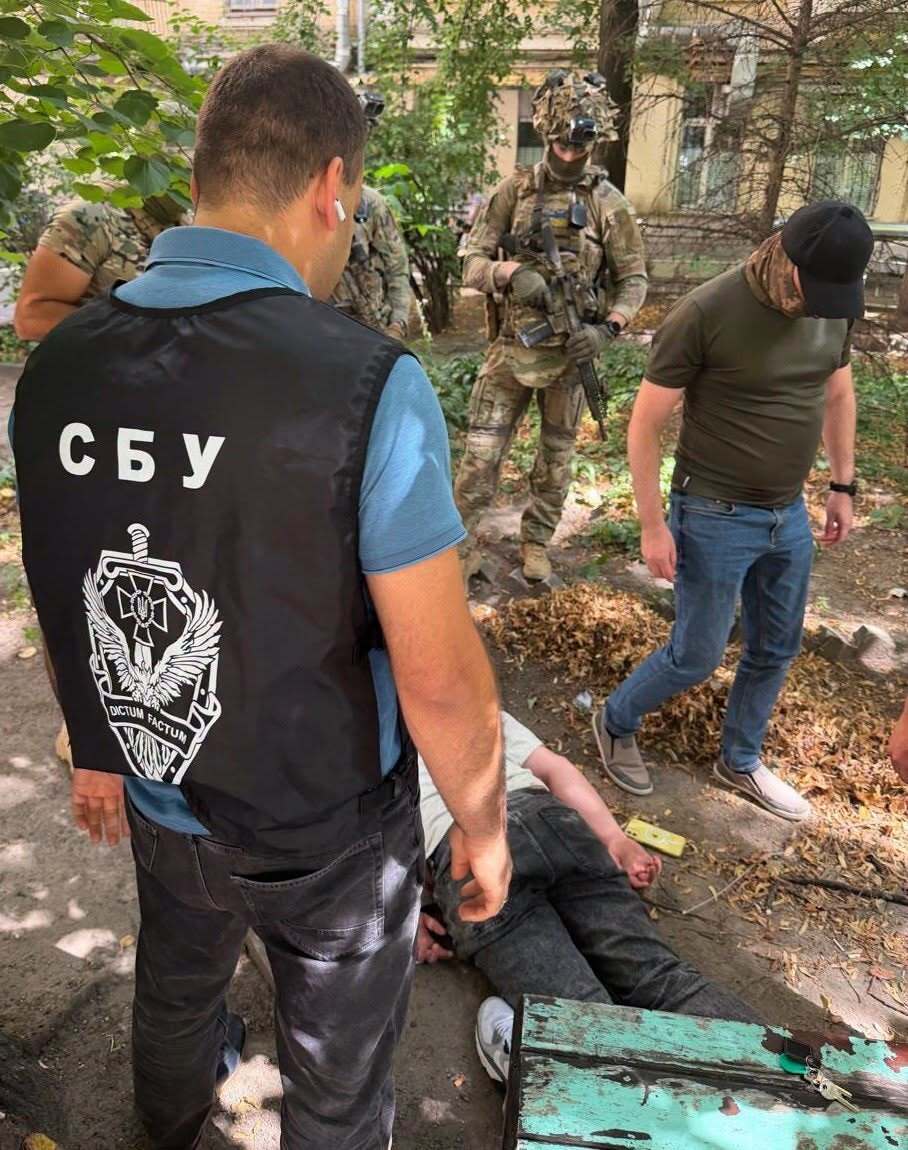 Хостел стал местом поиска ''клиентов'': в Киеве разоблачили схему незаконного выезда за границу