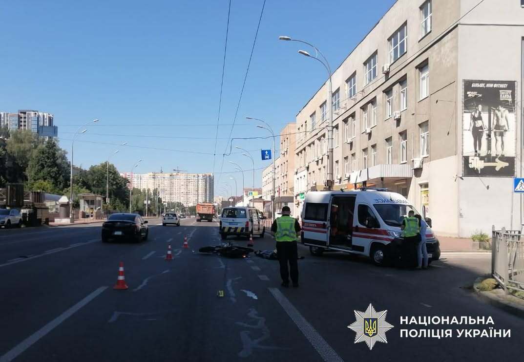 У Києві KIA зіткнулася з мотоциклом: 26-річний водій загинув, пасажирка — у лікарні