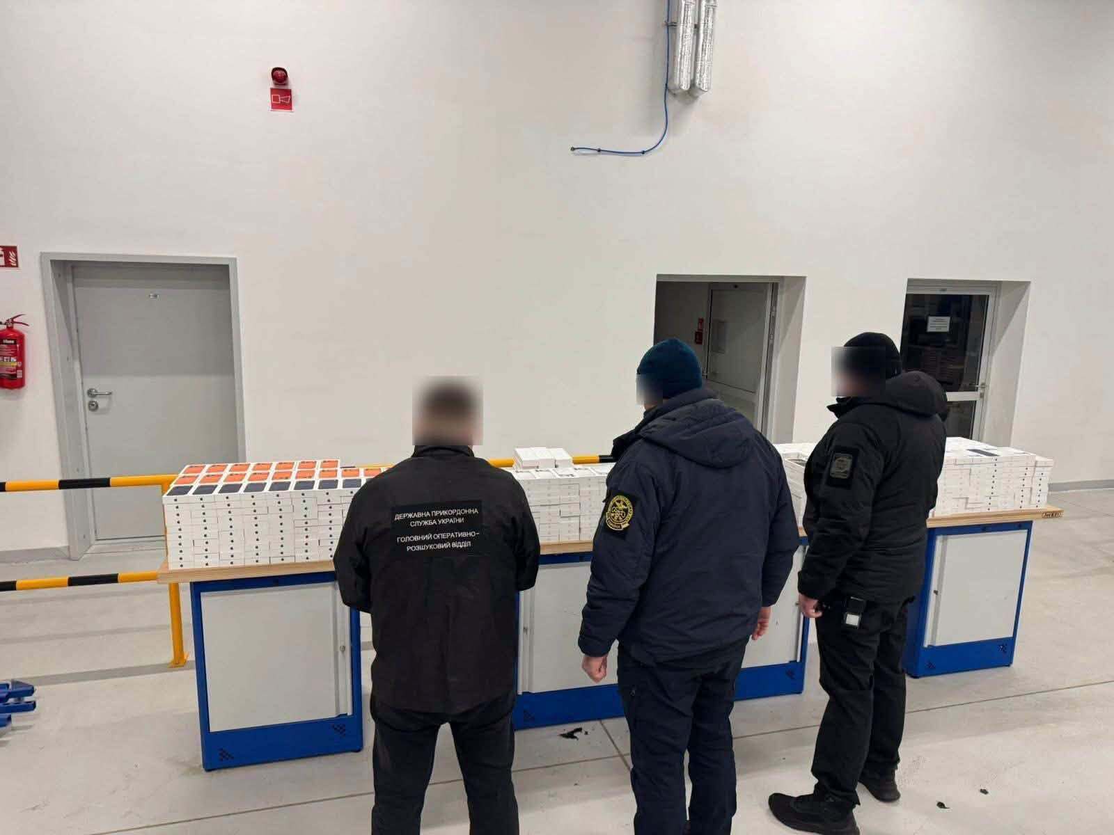 Понад 800 гаджетів Apple заховали у днищі мікроавтобуса: на Львівщині викрили контрабандиста