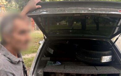 В Киеве двое подельников обворовали магазин автотоваров: вынесли девять шин