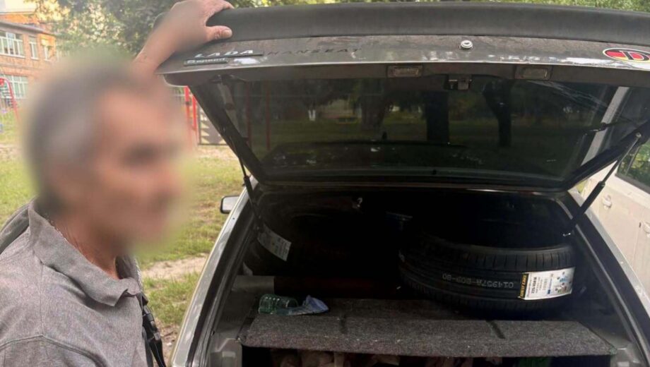 В Киеве двое подельников обворовали магазин автотоваров: вынесли девять шин