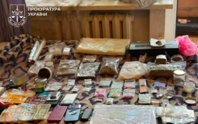 У Києві судитимуть чоловіка, який продавав наркотики гостям під час домашніх вечірок