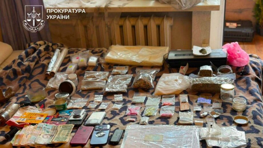 У Києві судитимуть чоловіка, який продавав наркотики гостям під час домашніх вечірок