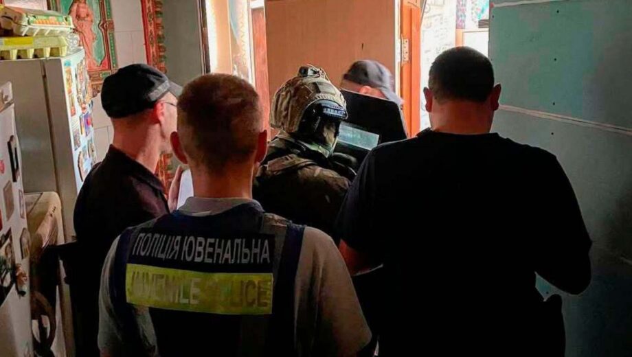 Двое подростков устроили кровавые нападения на женщин в центре Киева: подробности