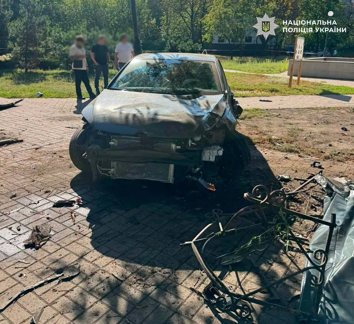 В’їхав у зупинку після зіткнення з автобусом: 23-річному водію повідомили про підозру