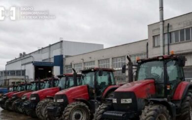 На держпідприємстві переплатили 8,1 млн грн за трактори: двох посадовців судитимуть