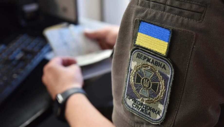 Хабар за виїзд чоловіка: на ”Грушеві” прикордонник відмовився від 8000 гривень
