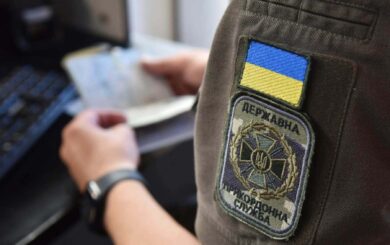 Взятка за выезд мужчины: на »Грушеве» пограничник отказался от 8000 гривен