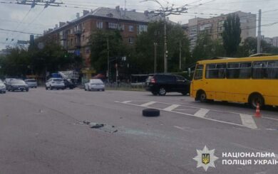 У Києві мікроавтобус із сиреною врізався в Toyota Prius: постраждали восьмеро людей