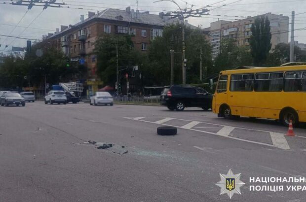 У Києві мікроавтобус із сиреною врізався в Toyota Prius: постраждали восьмеро людей