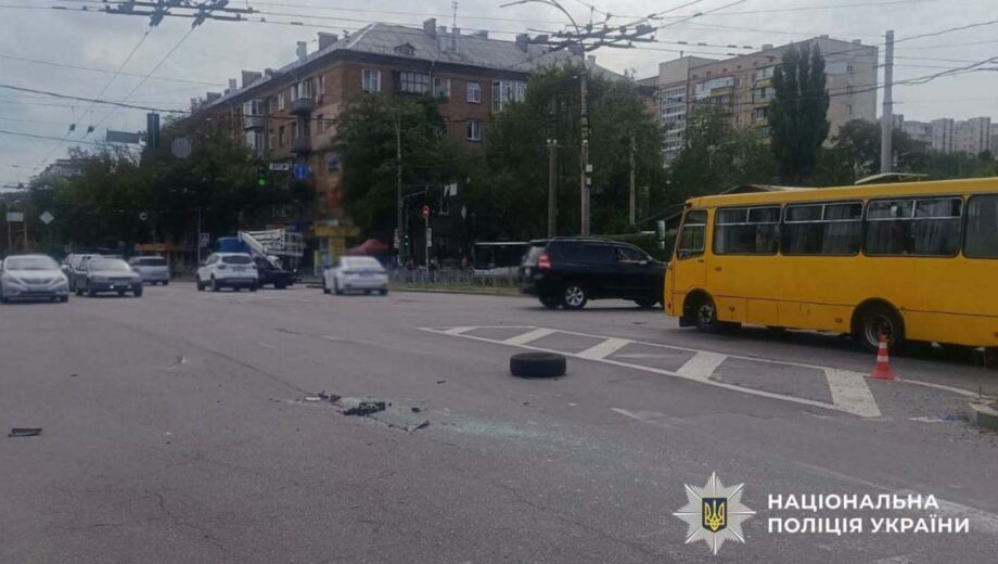 У Києві мікроавтобус із сиреною врізався в Toyota Prius: постраждали восьмеро людей
