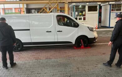 Угнанный Renault пытались ввезти в Украину: детали из »Краковца»