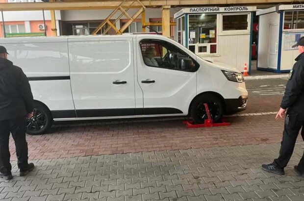 Викрадений Renault намагалися ввезти в Україну: деталі з ”Краківця”