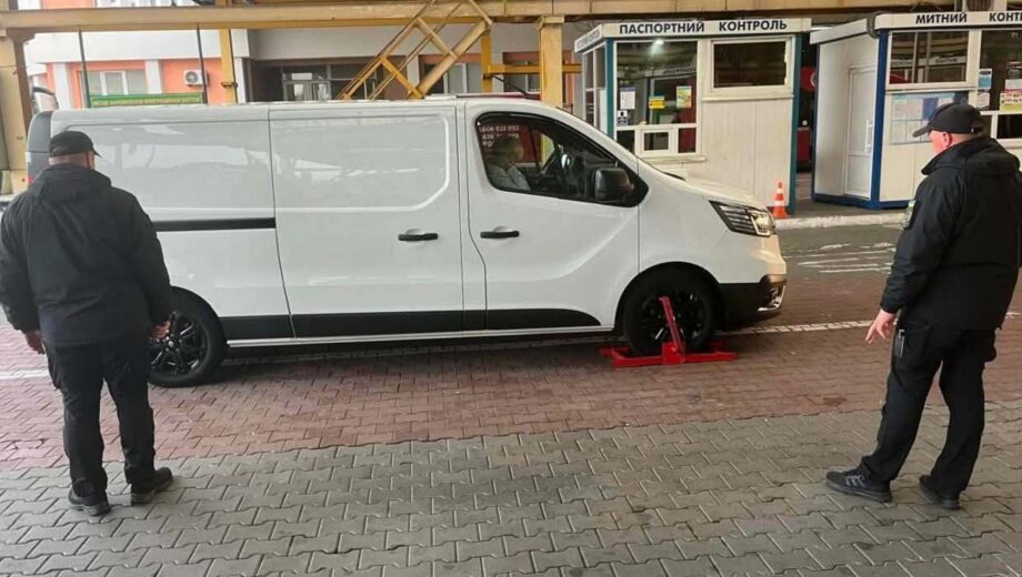 Викрадений Renault намагалися ввезти в Україну: деталі з ”Краківця”