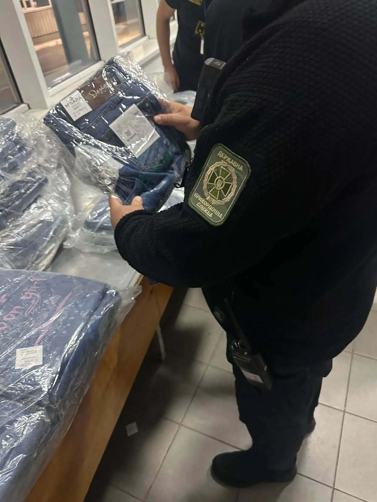 Джинси, парфуми та хокейне спорядження: на ''Раві-Руській'' вилучили товарів на 900 тисяч