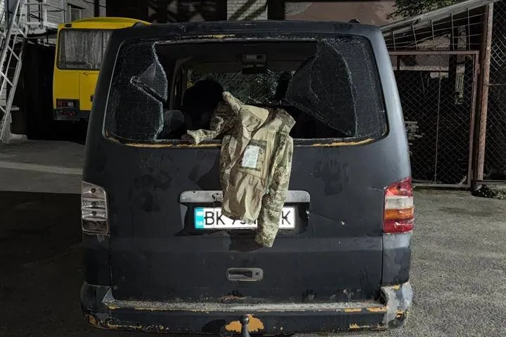 У Луцьку близько 30 людей напали на військових ТЦК і розтрощили службове авто