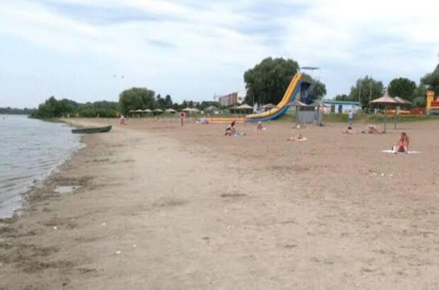 Вода отвечает нормам: в Минздраве назвали пляжи, где разрешено купание