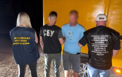 На Миколаївщині викрили схему втечі за кордон: чоловіків ховали у спеціальній ніші авто