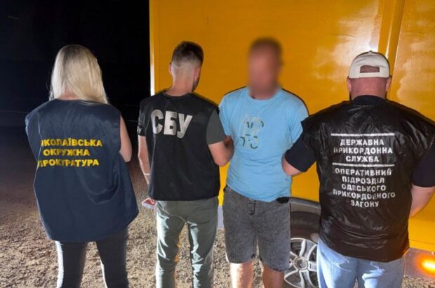 На Миколаївщині викрили схему втечі за кордон: чоловіків ховали у спеціальній ніші авто